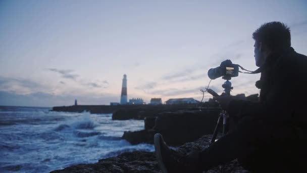Silhouette Photographer Sitting Shore His Camera Tripod Taking Videos Waves — Stock Video