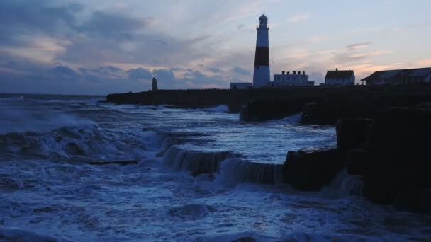 Stormy Waves Crashing Coastline Portland Bill Lighthouse Sunset — Αρχείο Βίντεο