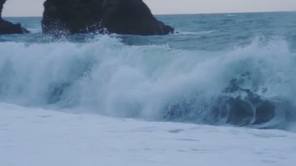 Waves Crashing Shoreline Pulpit Rock Portland England Dusk — Stock videók
