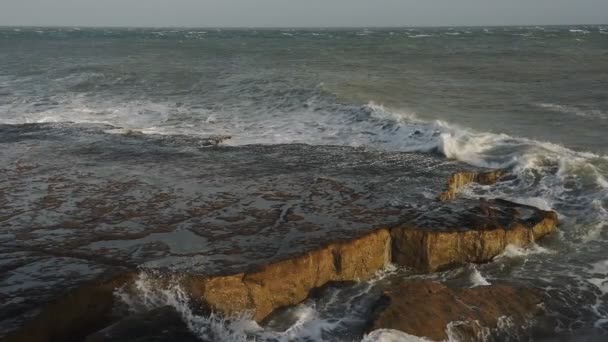 Waves Crashing Cliffy Coastline Portland England Dusk — Vídeo de Stock