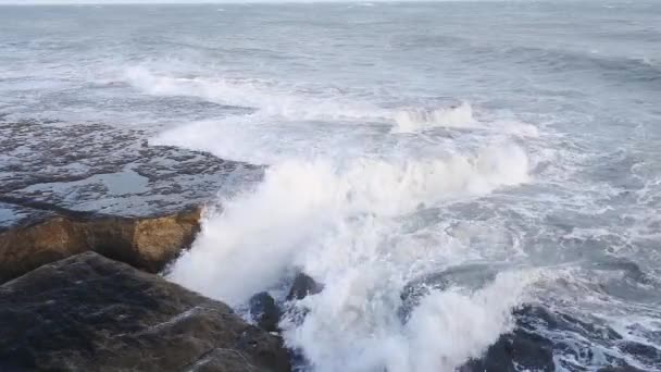 Waves Crashing Cliffy Coastline Portland England — Vídeo de stock