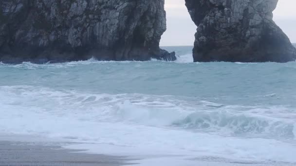 Intense Ocean Waves Splashing Bottom Durdle Door Lulworth Cove Dorset — Stock Video