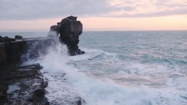 Waves Crashing Pulpit Rock Portland England Cloudy Evening — Αρχείο Βίντεο