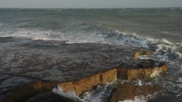 Waves Crashing Cliffy Shoreline Portland England Cloudy Evening — Stock video