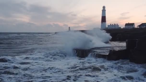 Stormy Waves Crashing Coastline Portland Bill Lighthouse Dusk — Video Stock