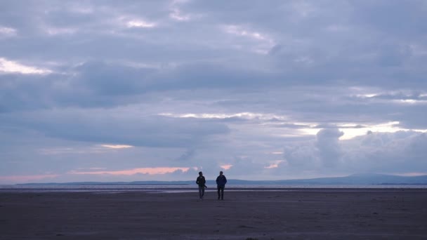 Two Man Walking Talking Empty Sandy Beach Coastline Cloudy Sunset — Vídeo de Stock