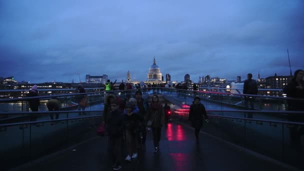 People Walking Millennium Bridge London United Kingdom Ancient Saint Paul — Vídeos de Stock