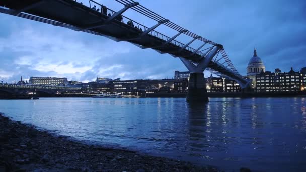 Shore Thames River Famous Millenium Footbridge Overlooking Saint Paul Cathedral — Video Stock