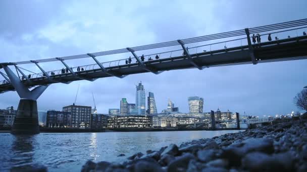 Man His Backpack Walking Rocky Shore Thames London Millennium Bridge — стокове відео