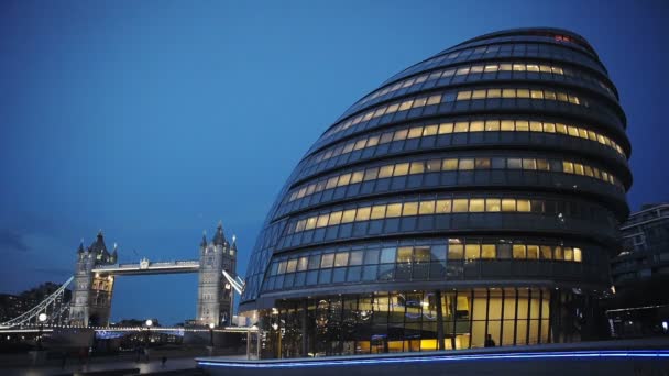 Modern Glass Steel Structure City Hall London England Lighted Evening — Stock Video