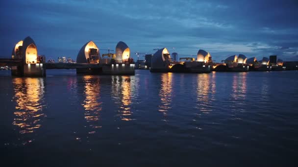 Panorama Thames Barrier Lights Reflecting Water Night London United Kingdom — Vídeo de Stock