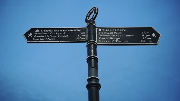 Black Signpost Showing Way Thames Path Thames Path Extension London — Stockvideo