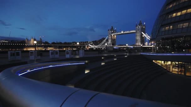 Famous Tower Bridge London Promenade Modern City Hall Night Panning — 图库视频影像