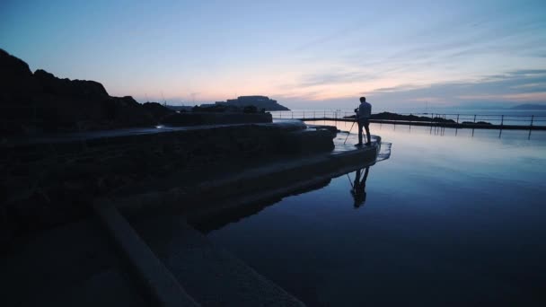 Profile Man Swimming Pool Capturing Sunset Guernsey Wide Shot — Vídeos de Stock