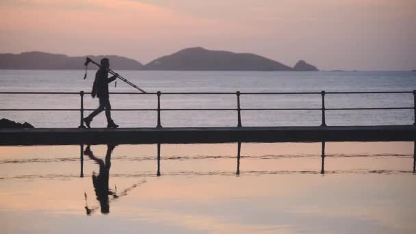 Photographer Walking Outdoor Swimming Pool Side Guernsey Coastline Dusk — Video