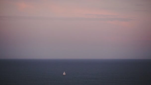 Panoramic Seascape View Sailboat Slowly Moving Sunset — Vídeo de stock