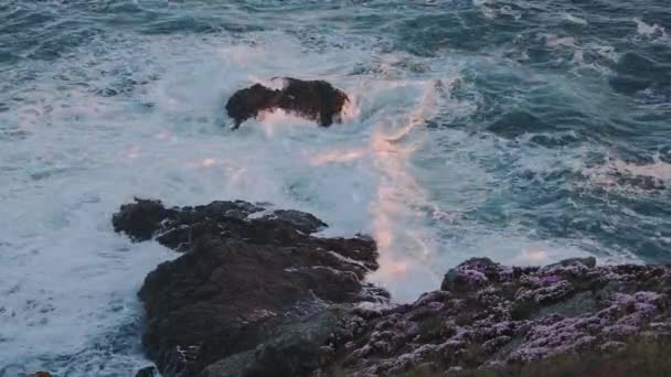 Waves Crashing Rocky Shore Guernsey Closeup Shot — Stok Video