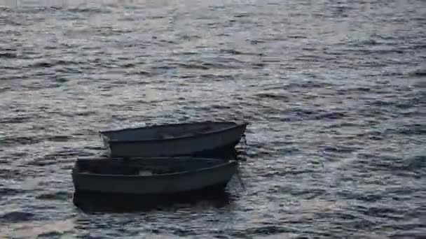 Small Empty Boats Anchored Shore Guernsey Close — Αρχείο Βίντεο