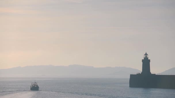 Silhouette Guernsey Lighthouse Motor Boat Sailing Calm Ocean Peter Port — Stockvideo