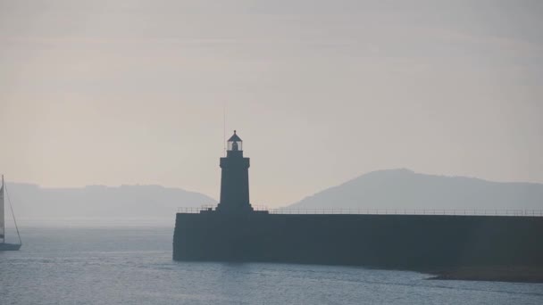 Silhouette Guernsey Lighthouse Two Sailboat Cruising Peter Port Channel Islands — 图库视频影像