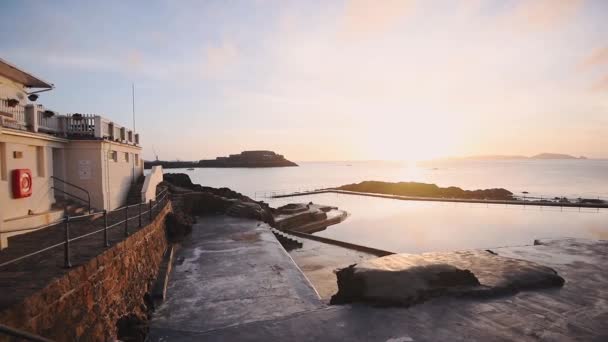 Dramatic Sunset Natural Pool Overlooking Calm Ocean Guernsey Channel Islands — Vídeos de Stock
