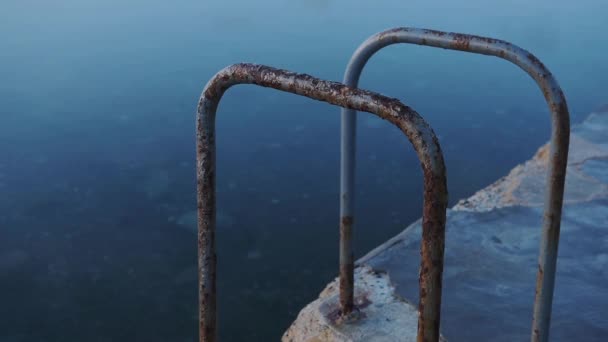 Escaleras Oxidadas Una Piscina Aire Libre Playa Guernsey Atardecer — Vídeo de stock