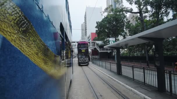 Double Decker Tram Traveling Road Hong Kong Man Running Sidewalk — Αρχείο Βίντεο