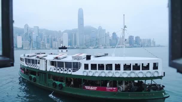 Ferry Boat Leaving Dock View Hong Kong Skyline Wide Shot — Stockvideo