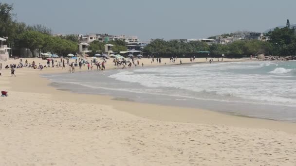 Tourists Enjoying Waves Shore Shek Beach Stretch White Sand Hong — стоковое видео