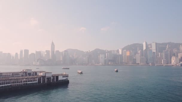 Boats Adrift Calm Waters Victoria Harbour Hong Kong Foggy Day — Vídeos de Stock