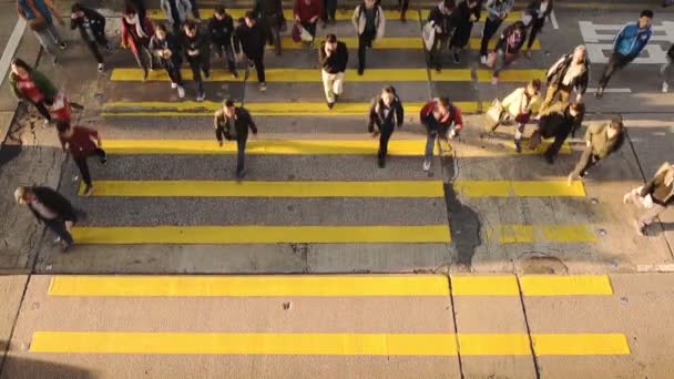 Crowd People Crossing Yellow Pedestrian Lane Hong Kong Sunny Day — 图库视频影像