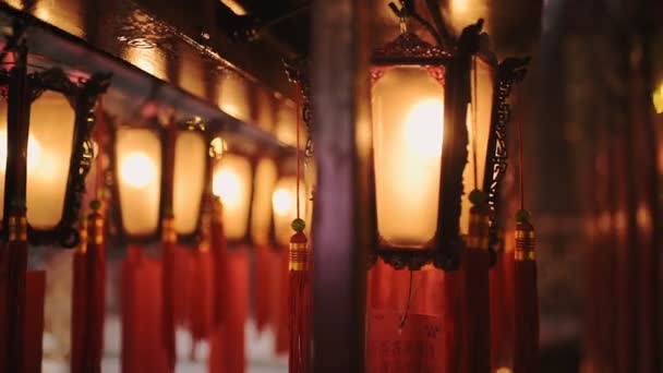 Beautiful Traditional Chinese Lanterns Glowing Lights Hanging Man Temple Hong — Vídeo de Stock