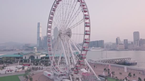 Hong Kong Observation Ferris Wheel Central Downtown Harbourfront Aerial Drone — ストック動画