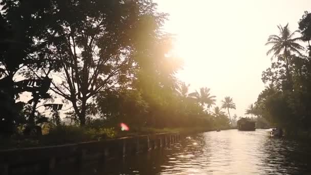 Houseboat Floating River Flowing Palm Trees Kerala Backwaters India Dusk — стоковое видео