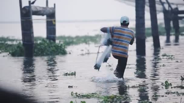 Local Man Throwing Traditional Chinese Fishing Net Fort Kochi India — Stockvideo