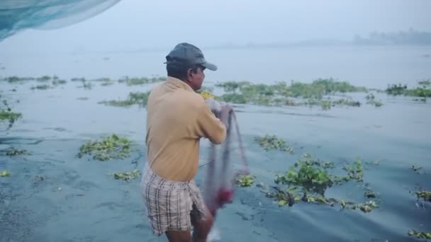 Local Man Fishing Traditional Chinese Nets Fort Kochi India — ストック動画
