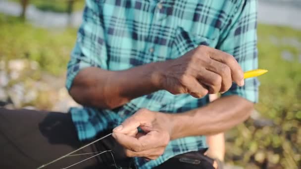 Local Fisherman Fort Kochi Kerala India Repairing Fishing Nets Medium — Vídeo de Stock