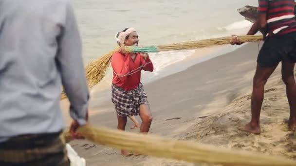 Locals Fishing Village Kappil Beach Varkala India Helping Each Other — Vídeo de Stock