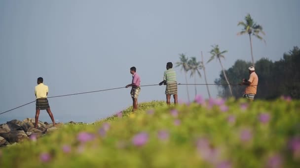 Local Fishermen Pulling Traditional Fishing Net Kappil Beach Varkala India — ストック動画