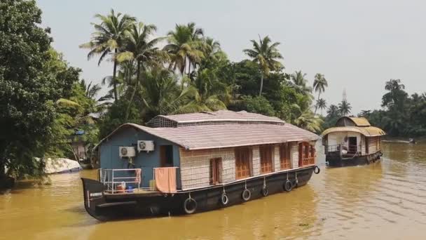 Houseboats Floating River Flowing Palm Trees Kerala Backwaters India — Vídeos de Stock