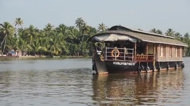 River Side View Houseboat Passing Palm Trees Background Kerala Backwaters — Video