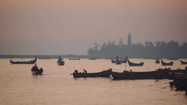 Landscape View Silhouettes Fishermen Going Fishing Traditional Boats Kappil Beach — Vídeo de Stock