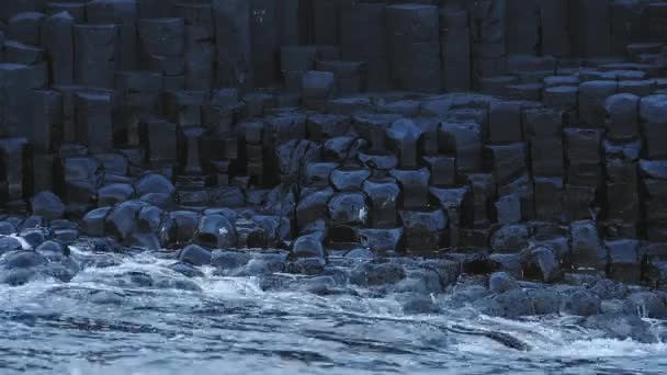 Strong Waves Crashing Basalt Rock Formations Giant Causeway Antrim Coast — Vídeo de Stock