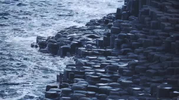 Sea Waves Crashing Hexagon Geological Formations Giant Causeway Coastline Northern — 图库视频影像