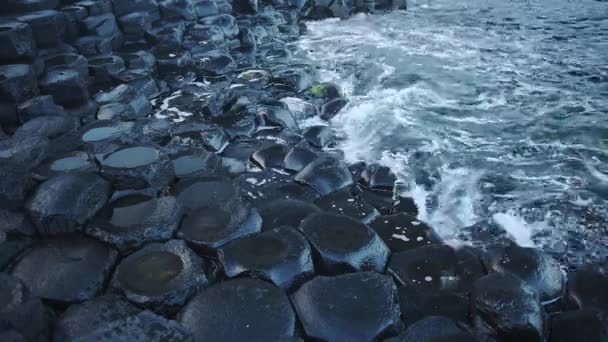 Sea Waves Crashing Basalt Rock Formations Giant Causeway Antrim Coast — Stockvideo