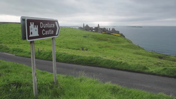 Road Direction Signage Famous Ruins Medieval Dunluce Castle Antrim Northern — Vídeo de stock