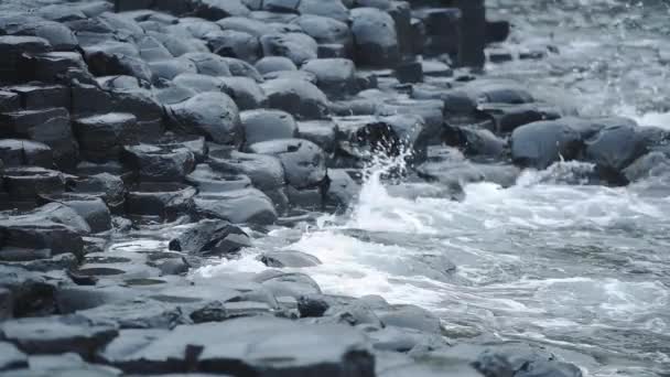 Splashing Sea Waves Black Basalt Rock Formations Giant Causeway Antrim — Stockvideo