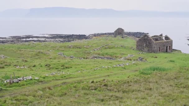 Panoramic View Rathlin Island Ruins Cobblestone House Foreground Clear Sky — Stockvideo