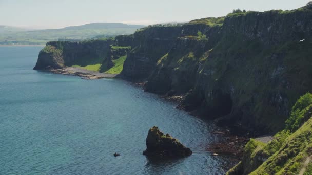 Lush Cliff Surrounded Dark Blue Sea Rathlin Island Ireland Bird — ストック動画