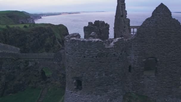 Замок Данлус Побережье Антрим Северная Ирландия Воздушный Беспилотник — стоковое видео